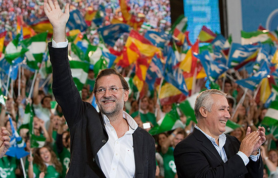 Rajoy critica la subida de impuestos del Gobierno en un macro mitin