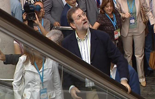 Ver v&iacute;deo  'Rajoy llega al lugar donde hoy comienza el Congreso del PP'