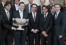 El presidente del Gobierno, Mariano Rajoy (2i), posa junto a los campeones de la Copa Davis El presidente del Gobierno, Mariano Rajoy (2i), posa junto a los campeones de la Copa Davis