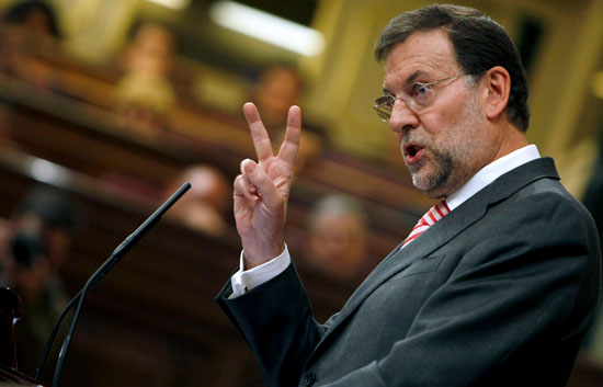 Rajoy recomienda a Zapatero gastar menos y mejor