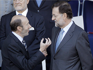 Ver vídeo  'Rajoy y Rubalcaba charlan largo y tendido antes del inicio del desfile militar'