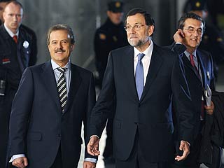 Ver v&iacute;deo  'Rajoy y Rubalcaba salen del Palacio de Congresos de Madrid'