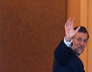 Rajoy se despide de los fot&oacute;grafos que han estado presentes en su primer posado en La Moncloa