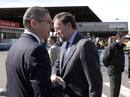 El alcalde de Madrid, Alberto Ruiz-Gallard&oacute;n, y el presidente del PP, Mariano Rajoy, se saludan, a su llegada a la madrile&ntilde;a glorieta de Atocha. Es la primera aparici&oacute;n p&uacute;blica del l&iacute;der de la oposici&oacute;n despu&eacute;s de la noche electoral.