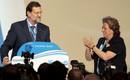 El presidente del PP, Mariano Rajoy, es aplaudido por la presidenta del XVI Congreso Nacional del Partido Popular y alcaldesa de Valencia, Rita Barber&aacute;, tras ser reelegido en el cargo.