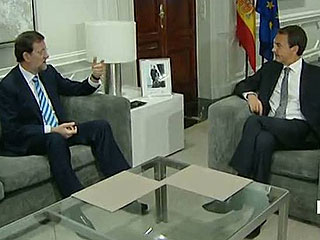 Ver v&iacute;deo  'Rajoy y Zapatero comienzan el traspaso de poderes con una reuni&oacute;n en La Moncloa'