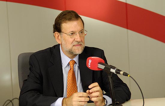 Rajoy: "Zapatero est&aacute; viendo c&oacute;mo buena parte de su equipo lo deja solo"
