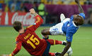 Ramos lucha un bal&oacute;n con Balotelli
