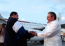 Ra&uacute;l Castro despide a Ch&aacute;vez en el aeropuerto Jos&eacute; Mart&iacute;