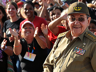 Ver v&iacute;deo  'Raul Castro guardad silencio en el D&iacute;a la Rebeld&iacute;a Nacional'