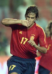 Ra&uacute;l Gonz&aacute;lez celebra un gol marcado ante Escocia, en partido amistoso.