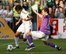 El capit&aacute;n del Real Madrid, Ra&uacute;l Gonzalez, controla el bal&oacute;n ante el jugador del Shamrock Rovers Sean OConnor.