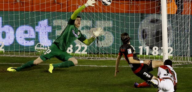 El delantero guineano del Rayo Vallecano Lass Bangoura (d) tras lanzar a puerta para marcar El delantero guineano del Rayo Vallecano Lass Bangoura (d) tras lanzar a puerta para marcar