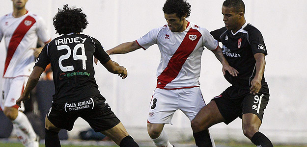 El jugador del Rayo Vallecano, Casado, disputa el balón con Iriney y El Arabi, del Granada. El jugador del Rayo Vallecano, Casado, disputa el balón con Iriney y El Arabi, del Granada.