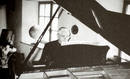 Ratzinger posa junto a su piano cuando era arzobispo