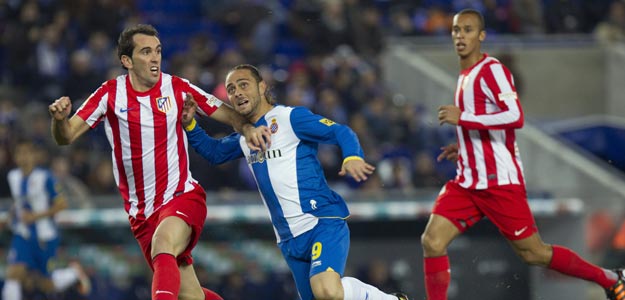 Miranda (dcha., en segundo t&eacute;rmino) observa a su compa&ntilde;ero God&iacute;n y a Sergio Garc&iacute;a en un Espanyol-Atl&eacute;tico