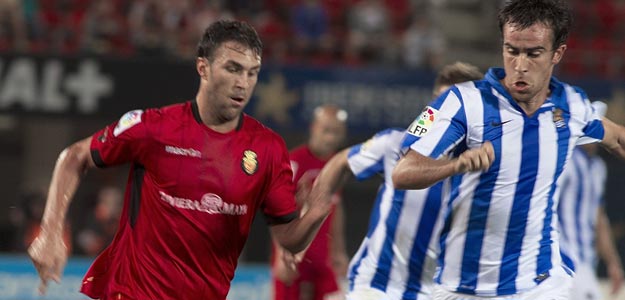 El delantero del RCD Mallorca, Víctor Casadesus (i), disputa el balón con el defensa de la Real Sociedad, Mikel González El delantero del RCD Mallorca, Víctor Casadesus (i), disputa el balón con el defensa de la Real Sociedad, Mikel González