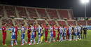 Los jugadores del RCD Espanyol y del RCD Mallorca en el partido disputado el s&aacute;bado a las 23:00 horas en el estadio Iberostar de la capital balear, al fondo la grada pr&aacute;cticamente vac&iacute;a.