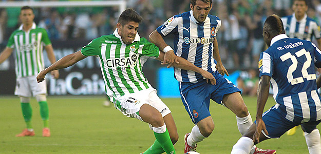 El centrocampista del Real Betis Alejandro Pozuelo pelea un balón con el centrocampista del RCD Espanyol Víctor Sánchez. El centrocampista del Real Betis Alejandro Pozuelo pelea un balón con el centrocampista del RCD Espanyol Víctor Sánchez.