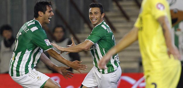El delantero del Real Betis Rub&eacute;n Castro (d) celebra su gol, el segundo de su equipo