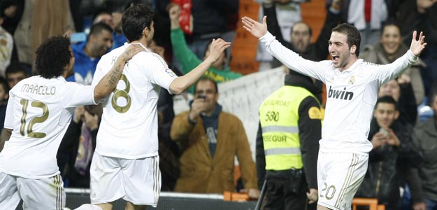 El delantero argentino del Real Madrid Gonzalo Higua&iacute;n (d) celebra su gol