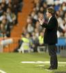 El entrenador de la AD Alcorc&oacute;n, Juan Antonio Anquela, da instrucciones a sus jugadores en el Bernab&eacute;u.