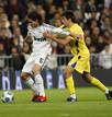 El centrocampita argentino del Real Madrid Fernando Gago protege el bal&oacute;n ante Sergio Mora, del Alcorc&oacute;n.