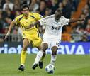 El centrocampista franc&eacute;s del Real Madrid, Lassana Diarr&aacute; pelea un bal&oacute;n con el centrocampista del Alcorc&oacute;n Ernesto.