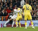 El defensa del Real Madrid Ra&uacute;l Albiol pelea un bal&oacute;n ante el delantero del Alcorc&oacute;n Borja.