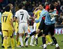 Los jugadores del Alcorc&oacute;n saludan al capit&aacute;n del Real Madrid Ra&uacute;l Gonz&aacute;lez.