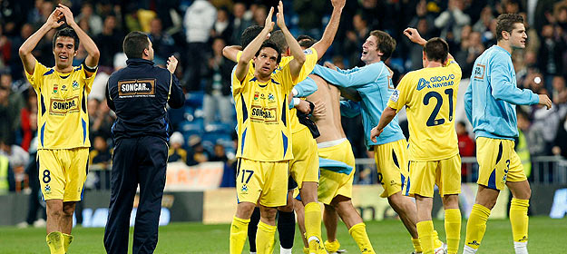 Los jugadores del Alcorcón celebran el pase a la siguiente ronda conseguida ante el Real Madrid tras perder por 1-0 en el Bernabéu. Los jugadores del Alcorcón celebran el pase a la siguiente ronda conseguida ante el Real Madrid tras perder por 1-0 en el Bernabéu.
