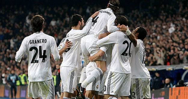 Los jugadores del Real Madrid celebran el gol logrado por el delantero franc&eacute;s Karim Benzem&aacute;, ante el Almer&iacute;a.