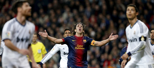El defensa del Bar&ccedil;a, Carles Puyol (c), rodeado por jugadores del Real Madrid.