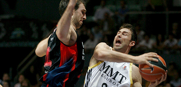 El p&iacute;vot brasile&ntilde;o del Caja Laboral Tiago Splitter defiende el ataque del base serbio del Real Madrid Marko Jaric.