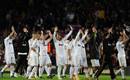 El Real Madrid dedica la victoria a su afici&oacute;n en la grada del Camp Nou.