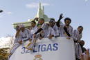 El Real Madrid, equipo ganador de 32 Ligas, feliz en el autob&uacute;s que les lleva desde su estadio hasta la plaza de la Cibeles