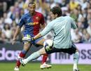 Henry supera la salida de Iker Casillas para hacer el cuarto del Bar&ccedil;a.