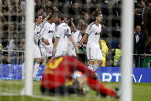 Los jugadores del Real Madrid celebran el gol del franc&eacute;s Raphael Varane (2i).