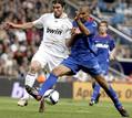 Gonzalo Higua&iacute;n disputa un bal&oacute;n con su compatriota Daniel Cata D&iacute;az, del Getafe.