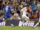 Gonzalo Higuain conduce el bal&oacute;n ante los jugadores del Getafe.