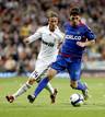 Gavil&aacute;n controla el bal&oacute;n ante el jugador del Real Madrid, Guti.