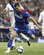 Casquero se desequilibra ante el defensor portugu&eacute;s del Real Madrid, Pepe, en la jugada que ha significado el penalti.