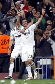 Los jugadores del Real Madrid, Gonzalo Higuain y Javi Garc&iacute;a, celebran el tercer gol del equipo blanco.