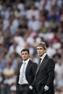 Los entrenadores de Real Madrid y Getafe, Manuel Pellegrini (delante) y M&iacute;chel