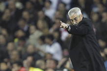 El entrenador del Granada, Fabriciano Gonz&aacute;lez "Fabri" , da instrucciones a sus jugadores en su partido frente al Real Madrid