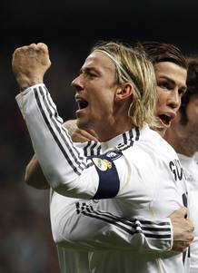 Guti celebra el primer tanto madridista. Él dio el pase a Ronaldo, que batió a Lloris. Guti celebra el primer tanto madridista. Él dio el pase a Ronaldo, que batió a Lloris.