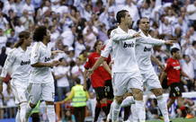 El delantero portugués del Real Madrid Cristiano Ronaldo (2d) celebra el primer gol que marcó al Mallorca El delantero portugués del Real Madrid Cristiano Ronaldo (2d) celebra el primer gol que marcó al Mallorca