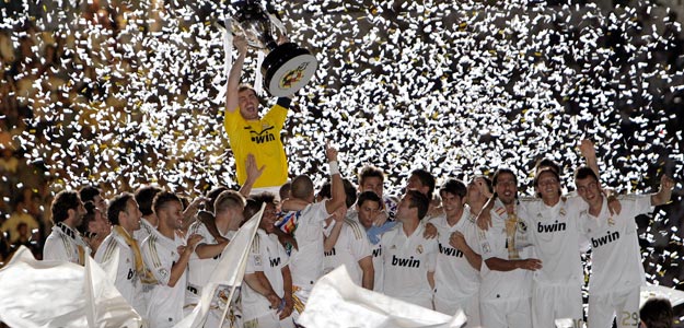 El portero del Real Madrid Iker Casillas, junto a sus compañeros, levanta la copa de campeón de Liga al final del partido El portero del Real Madrid Iker Casillas, junto a sus compañeros, levanta la copa de campeón de Liga al final del partido