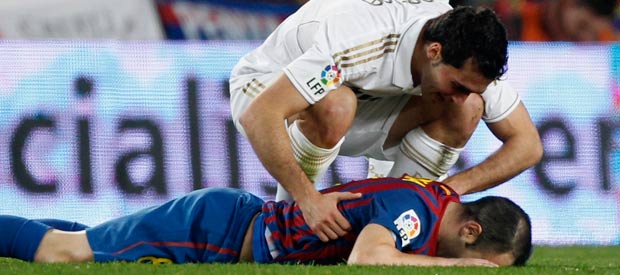 Andr&eacute;s Iniesta se duele en el suelo despu&eacute;s de lesionarse.