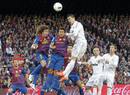 Cristiano Ronaldo remata de cabeza en un c&oacute;rner ante la oposici&oacute;n de Carles Puyol